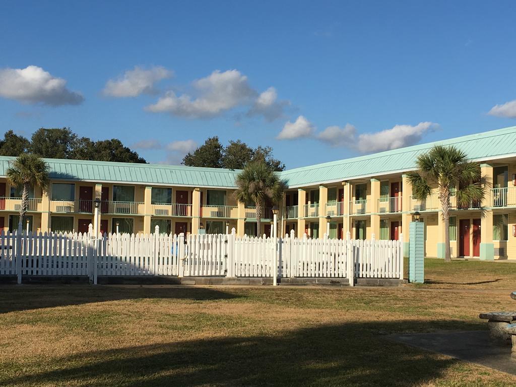 Garden Inn & Suites Ferry Pass Exterior photo