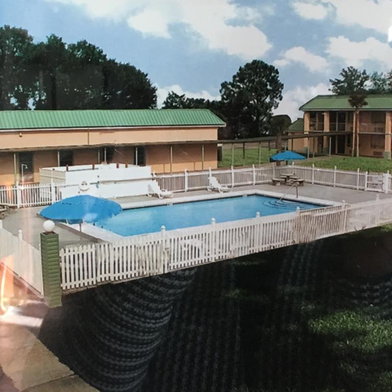 Garden Inn & Suites Ferry Pass Exterior photo